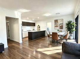 Colebee 4 Bedroom House Walk to Park and Shops，位于Schofields的酒店