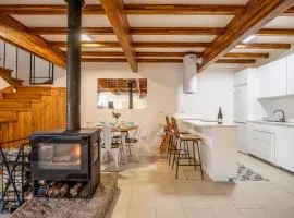 Encantadora Villa de Piedra con Jardín y Chimenea