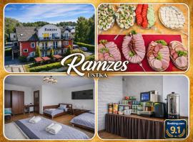 RAMZES USTKA -pokoje z balkonami,parking,rowery,dobry dojazd do plazy i centrum，位于乌斯特卡的酒店