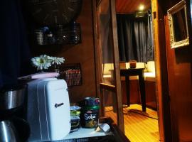 Eco Yacht Charters，位于阿尔梅勒的酒店