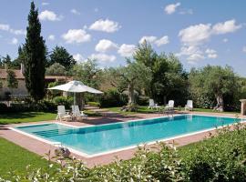 Villa Leralora - Exclusive Pool and Garden Retreat，位于孔韦尔萨诺的酒店