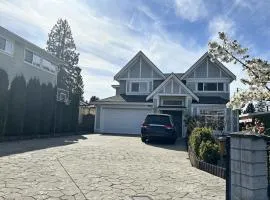 Spacious 3 Bedroom Suite in Burnaby Free Parking, Full Kitchen, Near Transit
