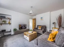 Gorgeous Coastal Family Flat - Pass the Keys