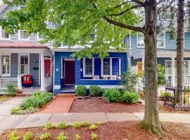 Dog-friendly house with yard, deck, firepit, washer- dryer & AC - near golf