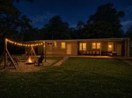 Wave & Willow Retreat- Sleeps 16 & 5 mins to beach