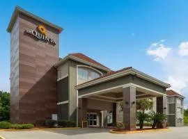 巴吞鲁日德纳姆泉拉金塔旅馆及套房酒店