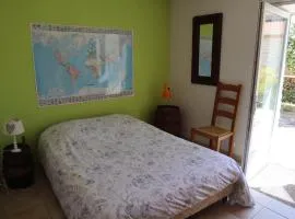 Chambre, entrée indépendante, SDB privée