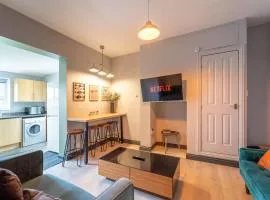 4 Bedroom Stylish House in Redditch - Free Parking