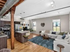 Top-Floor Loft , Downtown Views, Free Parking