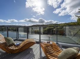 Redshank-Pets Allowed-River View-Cinema Room-Free Parking & WiFi，位于Looe的酒店