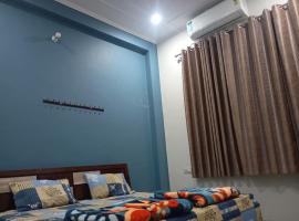 DEV PALACE Hotel & Hostel，位于Palāi的酒店
