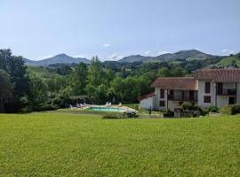 T3 proche d'Espelette dans domaine avec piscine，位于Souraïde的酒店