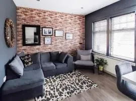 Modern Apartment - Sleeps 4 - Centrally located