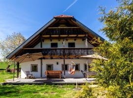 Ferienhaus im Bayerischen Wald - "Lindensalettl" mit Garten und Terrasse，位于Breitenberg的酒店