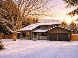 Entire home with hot tub, pool tbl, fire pit &EV