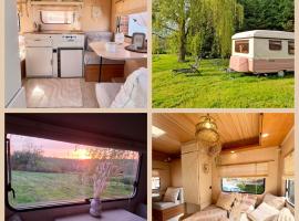 Caravane 'So Cute and Cosy' à la Ferme de la Chevêche - près de Namur - Ardennes，位于Fosses-La-Ville的酒店