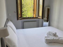 Cozy Mountain Apartment with Cimone view，位于Faidello的酒店