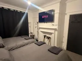 Spacious quadruple near city centre train station & Hospital