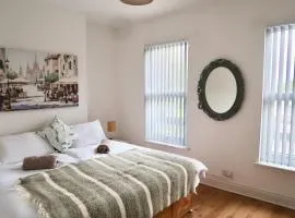 Stylish 3BR Escape Free Parking & Garden - Near Stadiums & City Centre