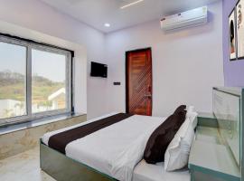 HOTEL O THE RUBY RAYS FARMHOUSE，位于Jāmul的酒店