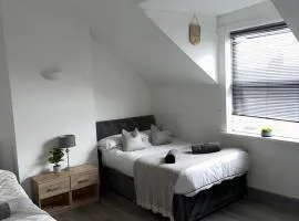 Budget Rooms Lincoln City Centre , Fast WiFi & Self Check in