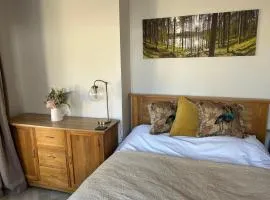 Sunny Garden WFH Retreat with Private Entrance and Parking near NEC BHX JLR