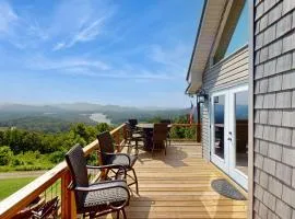 Hot Tub & Stunning Views! Hayesville Retreat