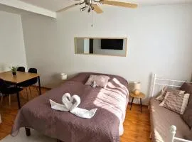 Studio with AC and free parking near the harbor and city center