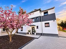 Modernes freistehendes Haus mit 2 Wohneinheiten, Terrasse, Garten & Carport