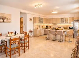 "The Veranda at Acharavi", Lakis Home - Bright and Spacious Apartment in the Centre of Acharavi, Walking Distance to the Beach