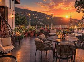 The Grand W H I T E - A Premium Hotel near new BUS STAND SIMLA- Centrally heated #ROOFTOP TERRACE #PARKING #，位于西姆拉的酒店