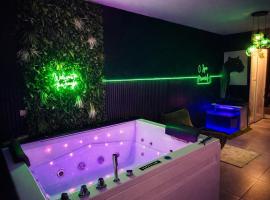 Ô Spa Privatif - Luxury Suite - JACUZZI-SAUNA-NETFLIX-FISHSPA-SERVIETTES-PEIGNOIRS-SANDALES-CAFE，位于Morlanwelz-Mariemont的酒店