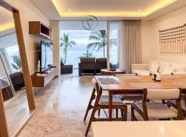 Oceanfront 10 steps of Sandy Beach