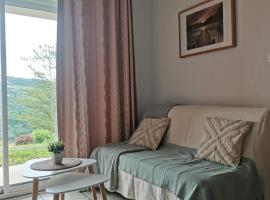 Appartement T2 avec piscine Vallée du Tarn，位于Trébas的酒店