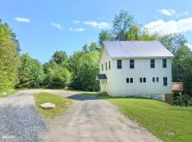 Mountain Home Between Stowe & Sugarbush W Hot Tub