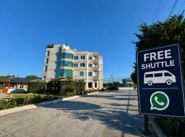 Aerostay hotel 1 km from airport，位于Rinas的酒店