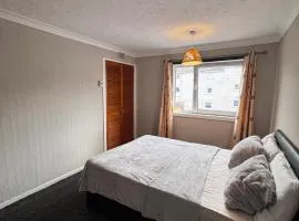 Cozy Room in Polloksheilds