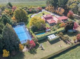 Snowline - Ultimate Getaway, Pool, Spa & Tennis，位于Canobolas的酒店