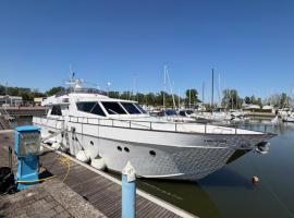 Marina Estensi Floating Resort - Classic Yacht，位于里杜德里伊斯坦西的酒店