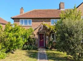 Pickleberry Cottage - Close to sandy beach