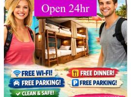 Hola Hostel - Open 24hr FREE DINNER - Under New Management -Shared Common Area-，位于迈阿密的酒店