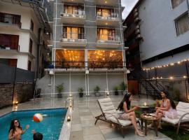 Hotel Asiia Holiday with Swimming Pool -Central Heated and Air Cooled, Near mall road，位于卡索尔的酒店