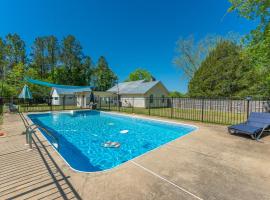 Private Pool and 3BR Family Fun Home with Gazebo，位于克雷斯特维尤的酒店