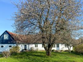5 Bedroom Awesome Home In Simrishamn，位于锡姆里斯港的酒店