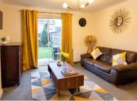 2 Bed Semi - Sleeps 4 - Fully Fenced Garden & Parking - Quiet Cul De Sac Location - Dog Friendly - Fast Wifi - Close to Motorway Access