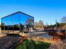 Luxury Mirrored Cabin with Hot Tub & Sauna，位于Llanddyfnan的酒店