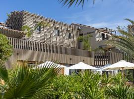 Hôtel les jardins du canal - piscine chauffée - solaire eco responsable - parking - garage - bornes électriques - accueil vélos - kids friendly，位于艾格-莫尔特的酒店