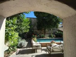 VILLA ADOYA Chambre d'hôtes Aigues-Mortes intra muros au calme climatisation réversible PISCINE WIFI ascenseur PARKING gratuit