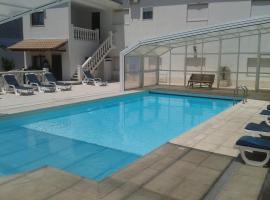 卡萨斯达维拉度假屋，位于Vimieiro的带泳池的酒店