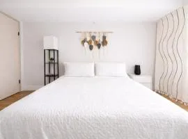 Bright Private 1BR Suite with Separate Entrance